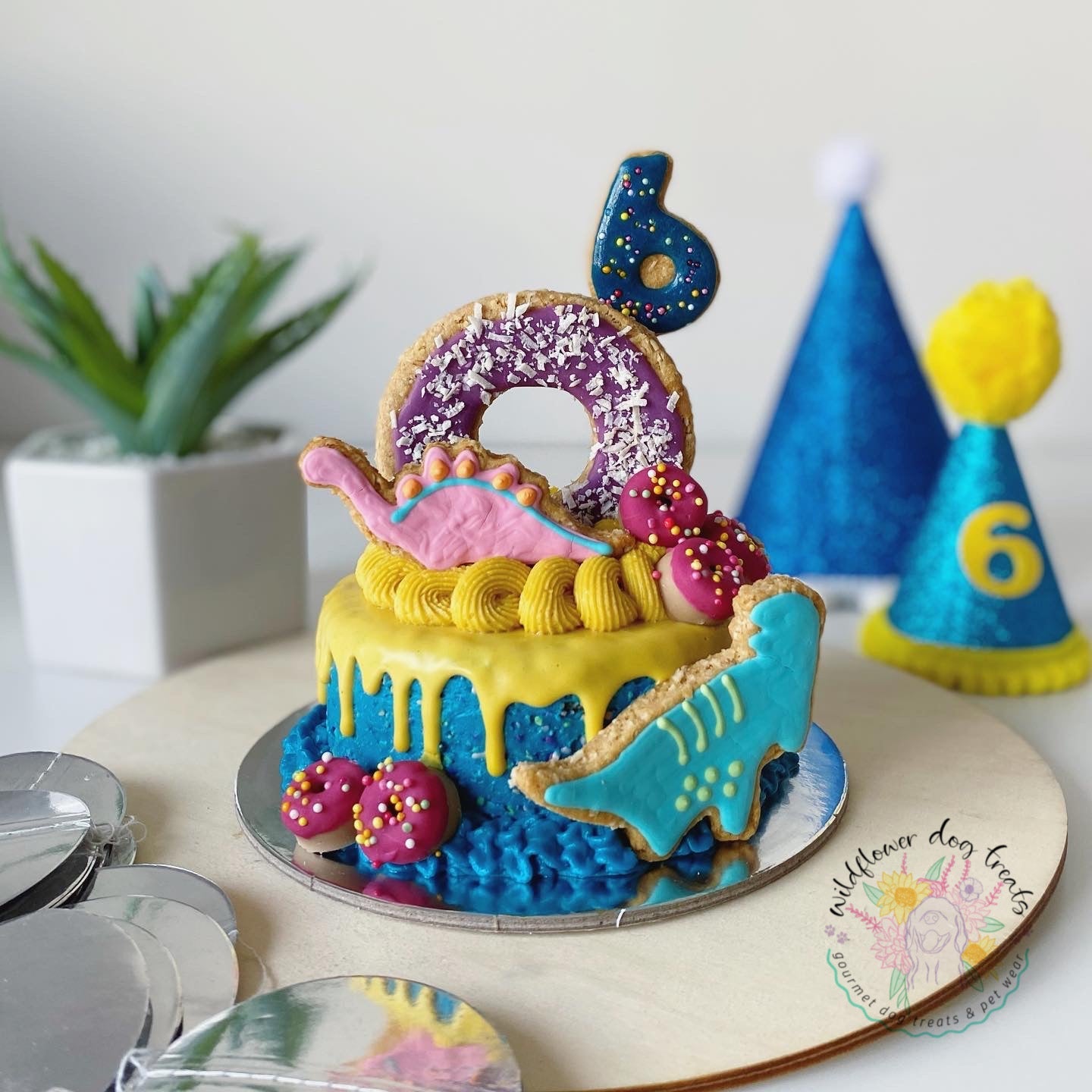 b. Dinosaur Pupcake
